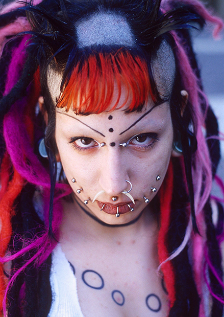 Жительница Нью-Йорка с многочисленными проколами, 2003 год
