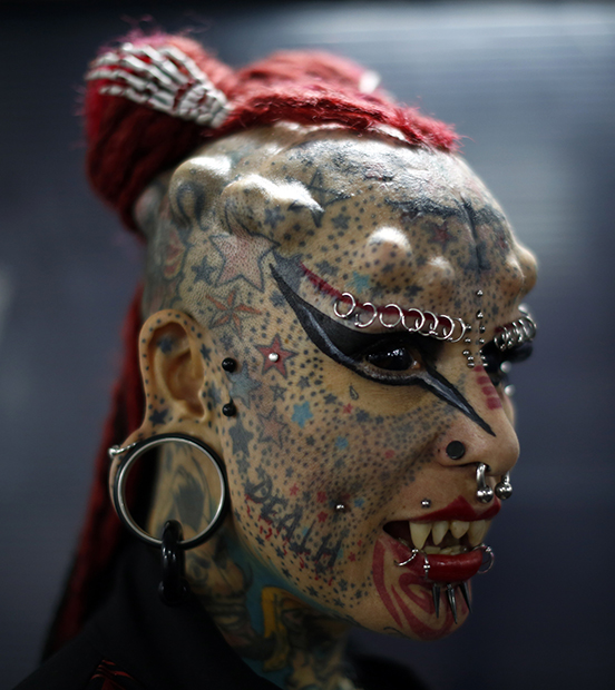 Мастер татуажного искусства и модификации тела Мария Хосе Кристерна, известная как Женщина-вампир, позирует на международном фестивале Татуировки Каракаса в Венесуэле. 30 января 2015 года