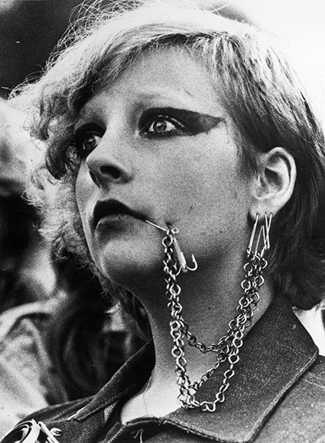 Поклонница панк-рока на концерте группы The Clash, Стокгольм, Швеция, 1977 год