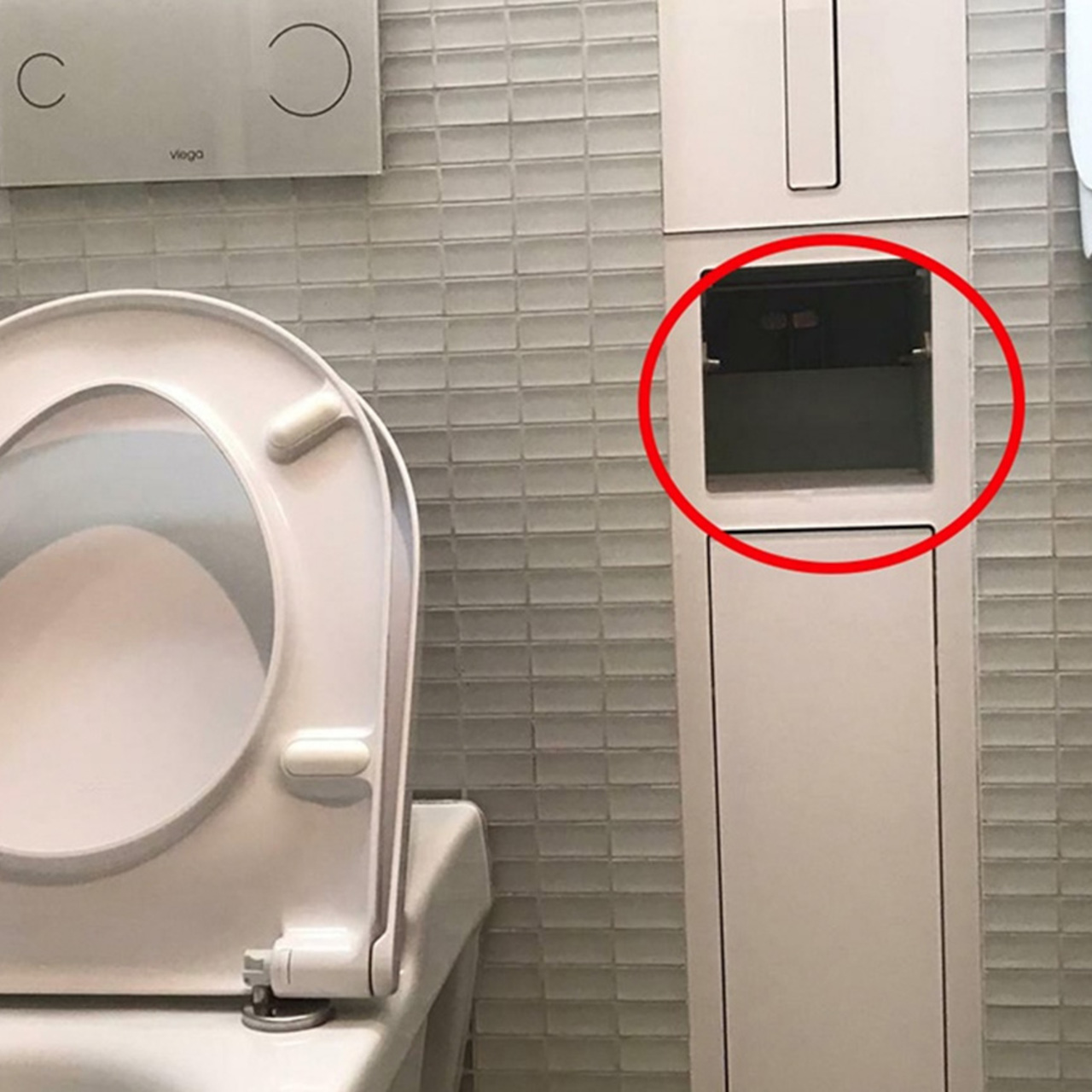 В туалете здания ГИТИСа обнаружили скрытую камеру