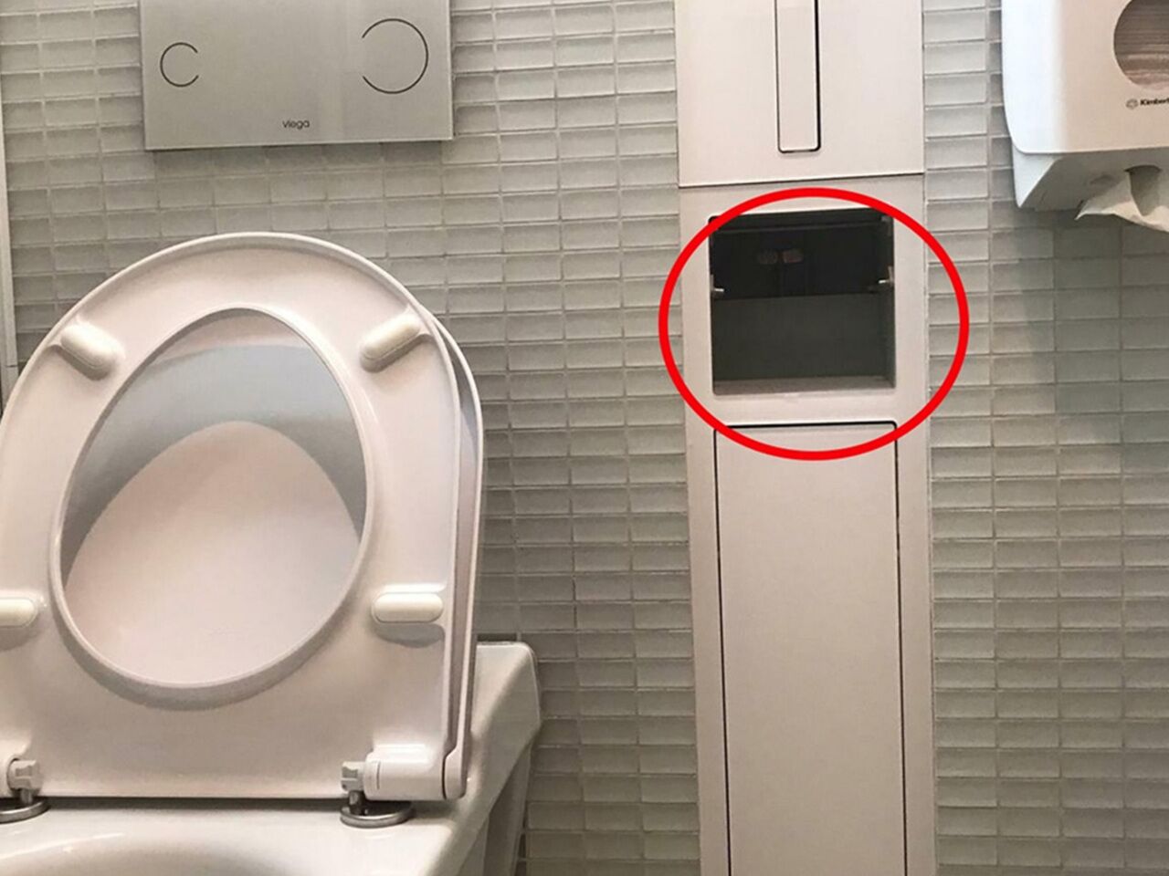 Скрытая камера в туалете