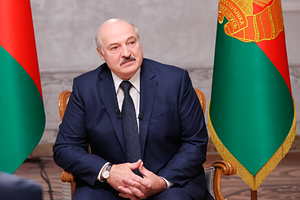 «Просто так не уйду» Прогулки с автоматом, досрочные выборы и бегство оппозиции: главное из нового интервью Лукашенко