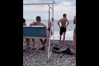 Пьяные туристы едва не утонули в штормящем Черном море и попали на видео