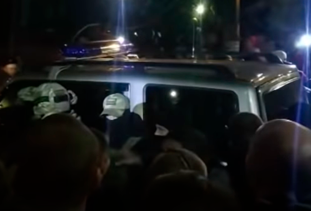 Жители Саратова, обступившие машину полицейских