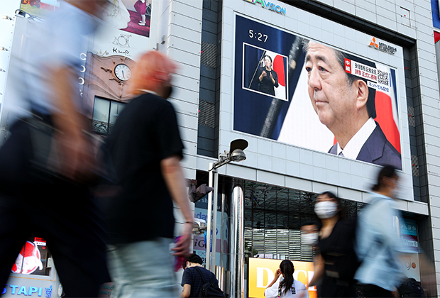 Уличная трансляция пресс-конференции, на которой Абэ объявил об отставке