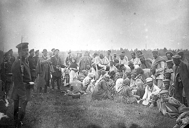 Русские солдаты охраняют группу ссыльных, 1885 год