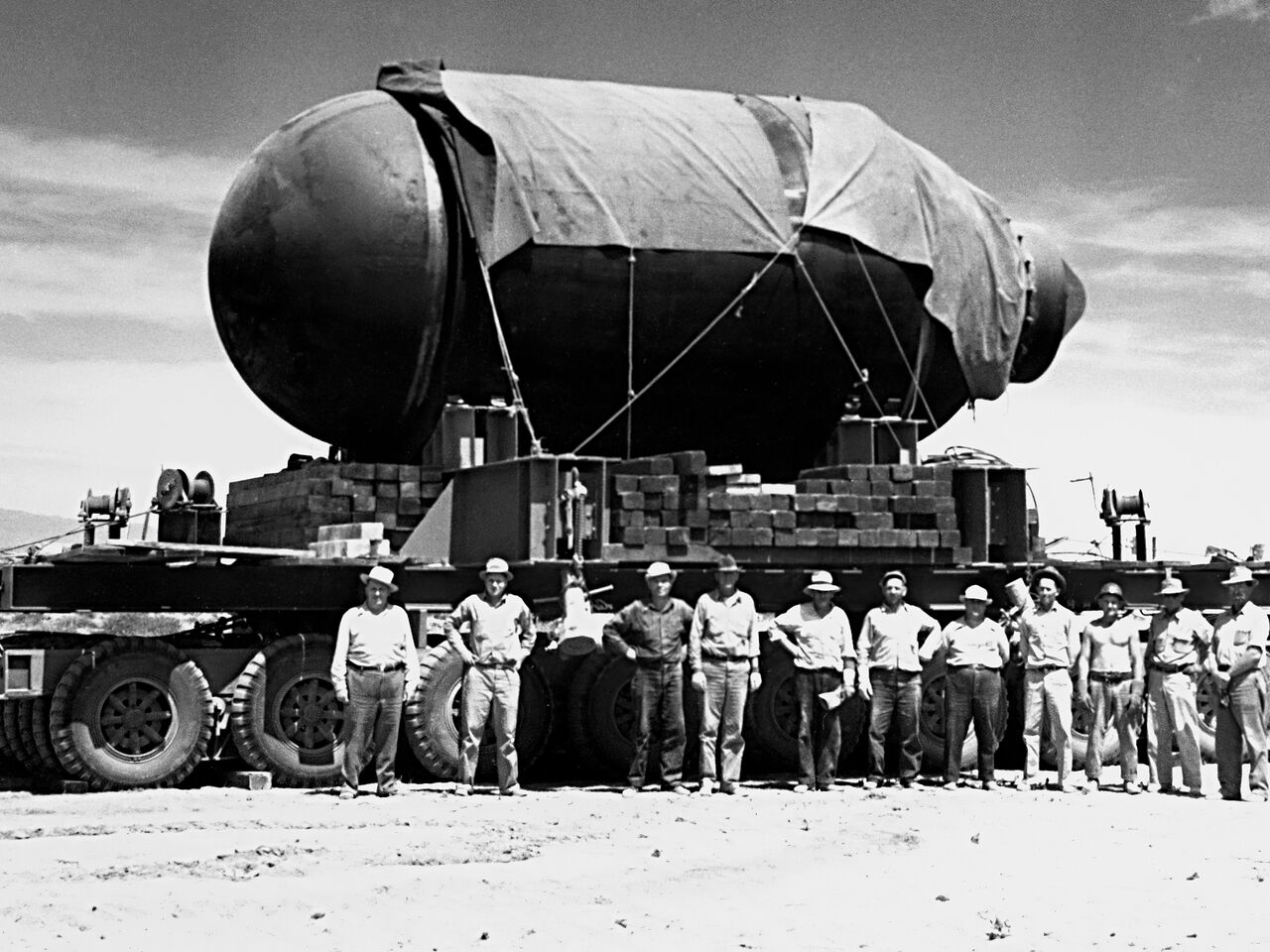 Испытание первой ядерной бомбы год. Атомная бомба СССР 1949. Ядерное оружие США 1945. Ядерное оружие 1943.