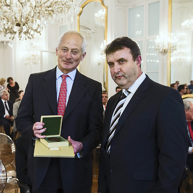 Ханс-Адам II получает награду Pro Cultura Hungarica от Ласло Палковича, государственного министра высшего образования Венгрии, во время презентации своей новой книги «Государство в третьем тысячелетии» в Университете Андраши в Будапеште, 15 сентября 2015 года