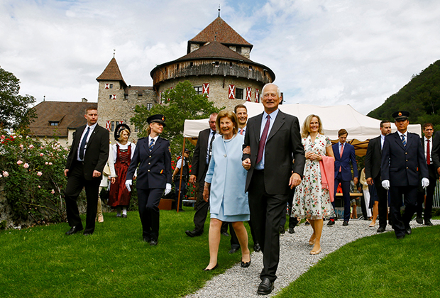 Князь Лихтенштейна Ханс-Адам II и его жена Мария на праздновании 300-летия Лихтенштейна в замке Вадуц
