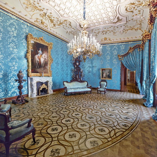 Большой зал с мебелью из красного дерева в замке Вадуц 