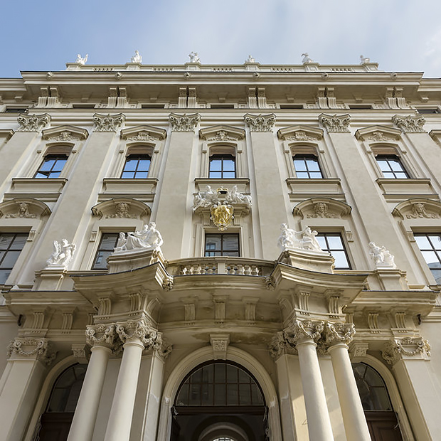 Фасад дворца City Palace в Вене
