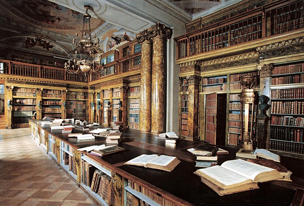 Библиотека в Garden Palace, в которой содержится около 100 тысяч книг XV-XIX веков 