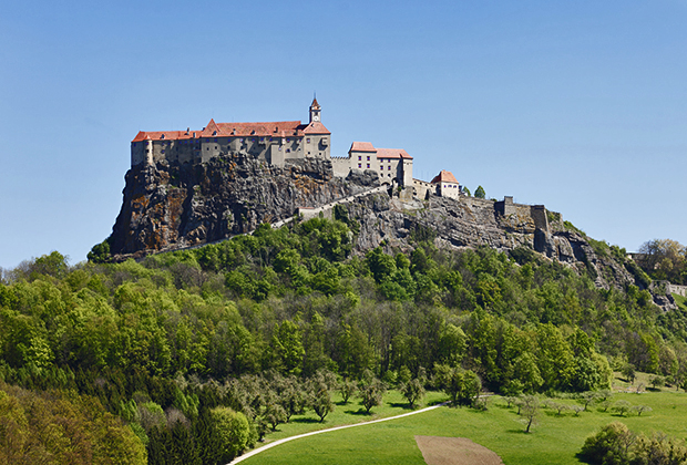 Вид на замок Ригерсбург в Австрии