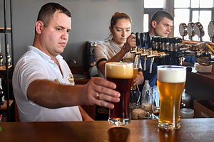Пиво пометят Власти пытаются легализовать отрасль с помощью маркировки