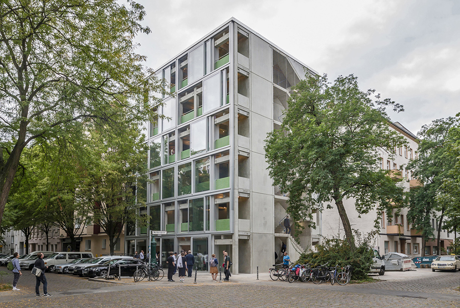 Несмотря на пандемию COVID-19 и популяризацию загородного индивидуального жилья, многоквартирные дома остаются и останутся востребованными, вероятно, еще долго. Wohnregal (буквально — «Жилая полка») — это шестиэтажный жилой комплекс, сочетающий жилые и рабочие помещения. Здание из сборного железобетона, широко используемого в строительстве промышленных складов и мостов, построено в Берлине. На восточном и западном фасадах установлены навесные стены из крупногабаритных раздвижных стеклянных дверей. Это позволяет превращать жилые помещения в лоджии.