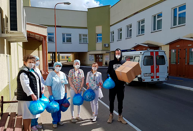 Волонтеры проекта помощи врачам во время эпидемии COVID-19 закупали для врачей оборудование, средства индивидуальной защиты, занимались поиском доноров для больных