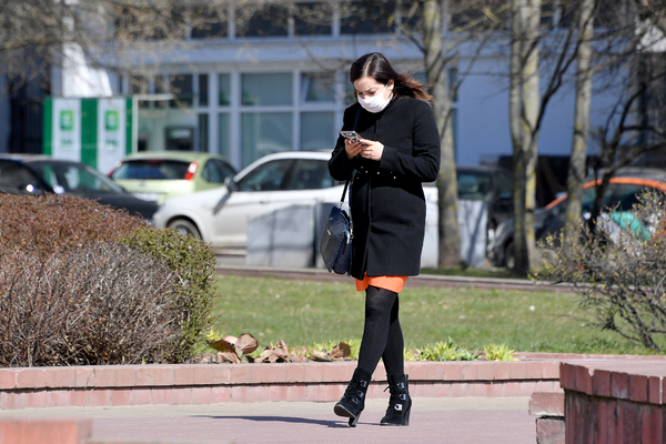 Жительница Минска на одной из улиц города