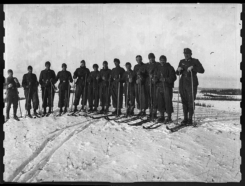 Немецкие солдаты на лыжах. Украина, 1941 год.