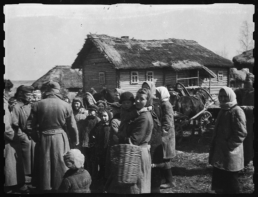 Немецкие солдаты среди местных жителей. Место и дата снимка неизвестны.