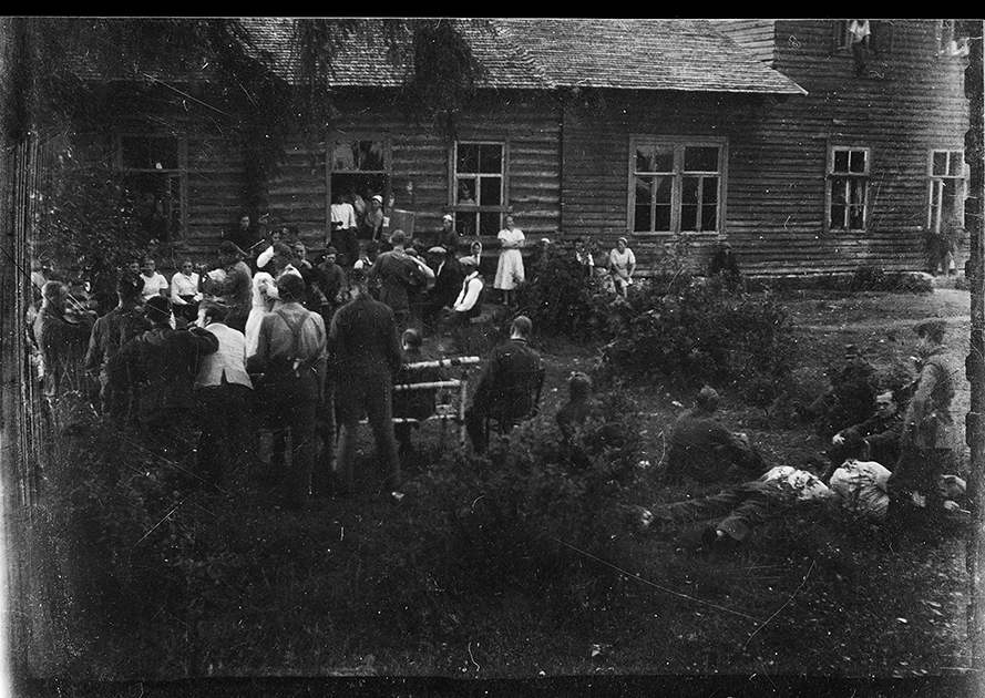 Танцы возле немецкой комендатуры. Украина, 1941 год.

