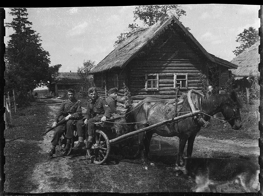 Немецкие солдаты на телеге в украинской деревне. 1941 год.