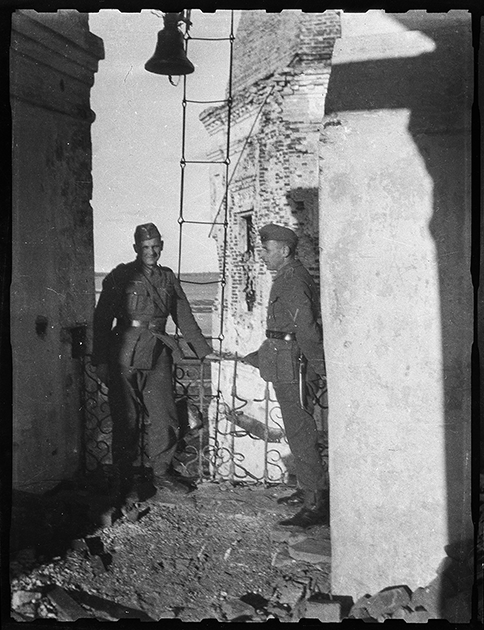 Немецкие солдаты на колокольне православной церкви. Украина, 1941 год.