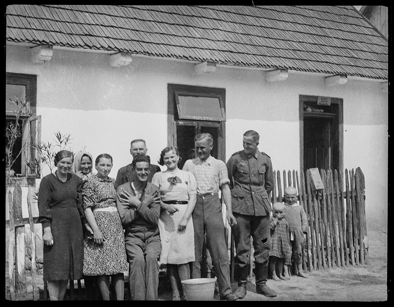 Немецкий солдат в украинском селе с местными жителями. 1941 год.
