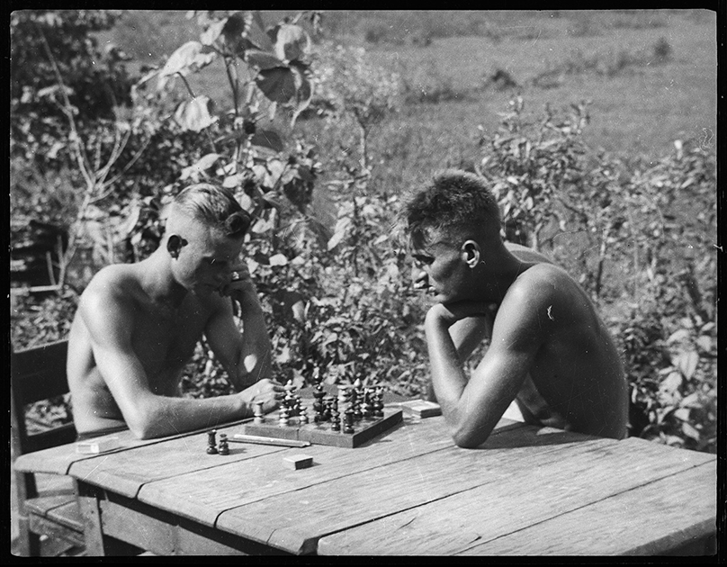 Немецкие солдаты играют в шахматы. Украина, июль 1941 года.