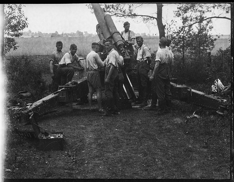 Установка немецкой тяжелой полевой гаубицы sFH18 калибра 150-мм для обстрела советских позиций. Украина, июль 1941 года.