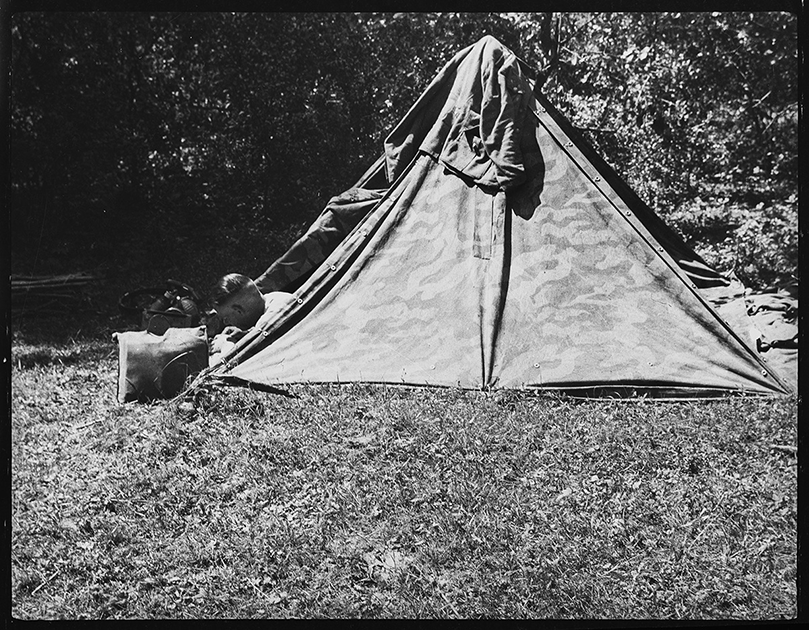 Немецкий солдат в палатке. Украина, июль 1941 года.