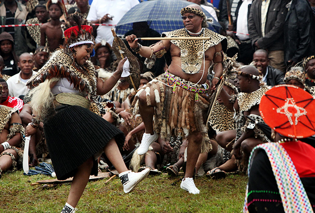 Президент Джейкоб Зума танцует со своей новобрачной пятой женой Тобекой Мадибой во время традиционной зулусской свадебной церемонии в Нкандле, 20 апреля 2012 года