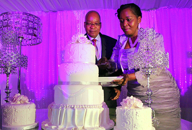 Джейкоб Зума и его четвертая жена Бонги Нгема разрезают свадебный торт во время свадебной церемонии в Нкандле, 4 января 2010 года 