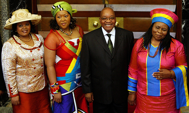 Джейкоб Зума со своими женами Сизакеле Хумало, Номпумело Нтули и Тобекой Мадибой после обращения к нации, 2009 год