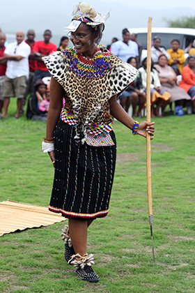 Дочь президента Джейкоба Зумы Дудузиле во время ее церемонии uMemulo (совершеннолетия) в усадьбе в Нкандле, 21 апреля 2011 года 