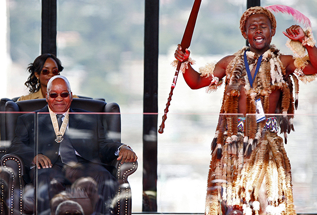 Джейкоб Зума наблюдает за танцем зулусского певца после присяги в качестве президента ЮАР, 9 мая 2009 года