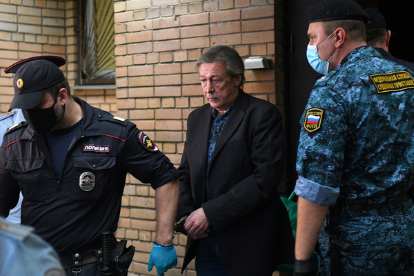 Актера Михаила Ефремова выводят из здания Пресненского суда города Москвы после оглашения приговора