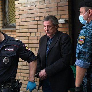 Актера Михаила Ефремова выводят из здания Пресненского суда города Москвы после оглашения приговора