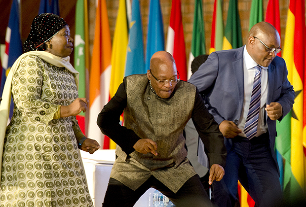 Джейкоб Зума и премьер-министр провинции Гаутенга Дэвид Махура танцуют во время празднования Дня Африки 24 мая 2015 года в Претории, ЮАР