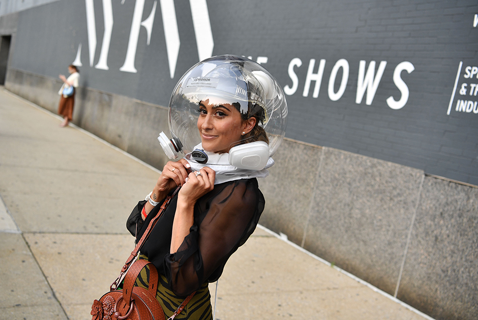 Блогерша Мишель Мадонна Чарльз (Michelle Madonna Charles) привлекла внимание нью-йоркских стритстайл-фотографов необычным аксессуаром, который обеспечил ей не только высокую степень защиты, но и узнаваемость: на ней был прозрачный шлем, похожий на часть униформы космонавта. 


В сочетании с летящей юбкой цвета хаки и черной полупрозрачной блузкой с рукавами-фонариками образ вышел поистине инопланетным.
