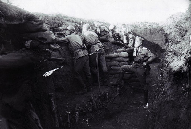 Чешские легионеры в противогазах в боях под Зборовом. Июнь 1917 года