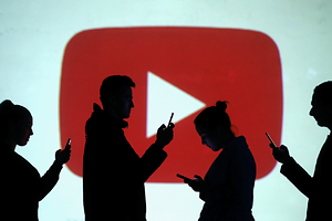 «Они выстраивают альтернативную реальность» YouTube блокирует и удаляет пользователей из России. Как с этим бороться?