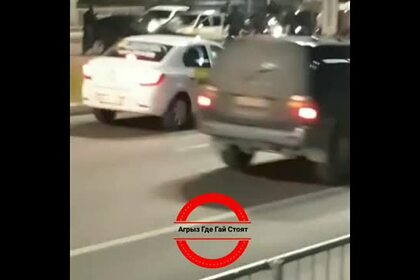 «Банда цыган» разгромила машину в российском городе и попала на видео