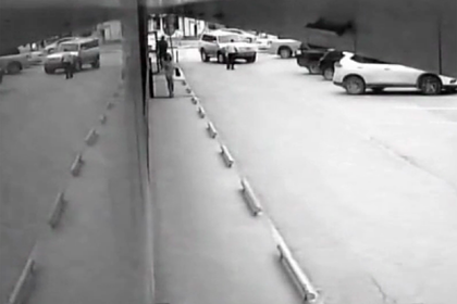 Депутат швырнул в россиянку стакан с кофе и попал на видео