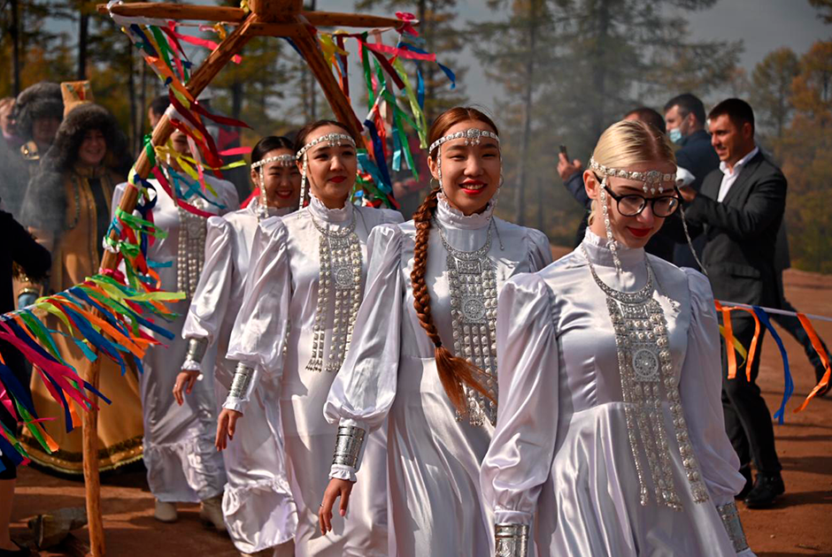 Девушки, символизирующие народы республики Саха (Якутия), проходят через ритуальные ворота