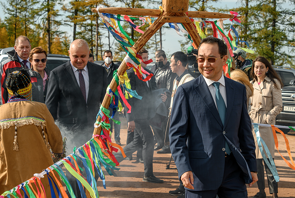 Глава республики Саха (Якутия) Айсен Николаев проходит через ритуальные ворота