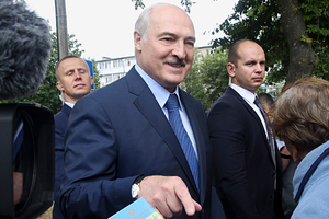 «Его режим враждебен всем» Россия в разгар протестов поддерживает Лукашенко деньгами. Повторит ли Белоруссия судьбу Украины?