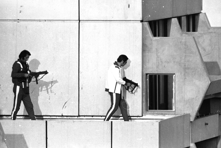 Полицейские в Мюнхене готовятся к операции по освобождению заложников. 1972 год