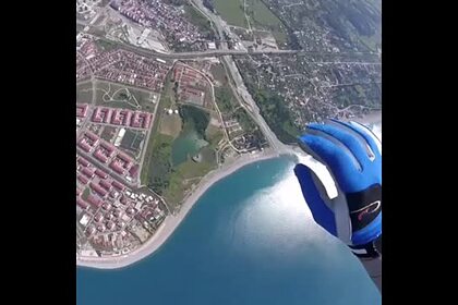 Прыжок россиянина с самолета на пляж попал на видео