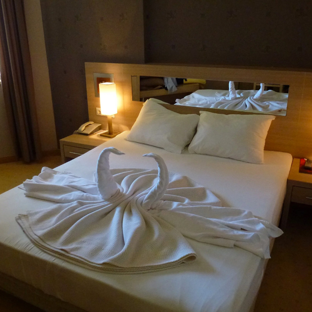 Красивая кровать в отеле