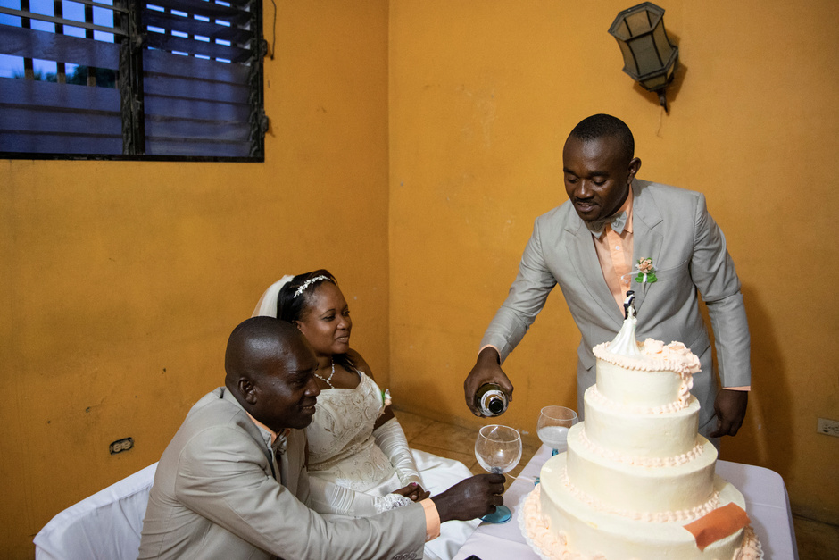 Многие пары устраивают свадьбы в одной церкви одновременно, чтобы разделить расходы за церемонию.